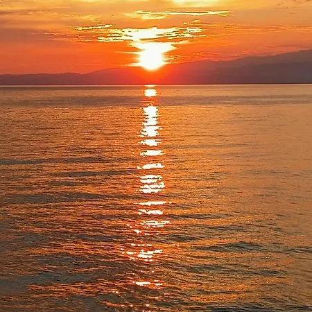 Golden Sunset Apartment *