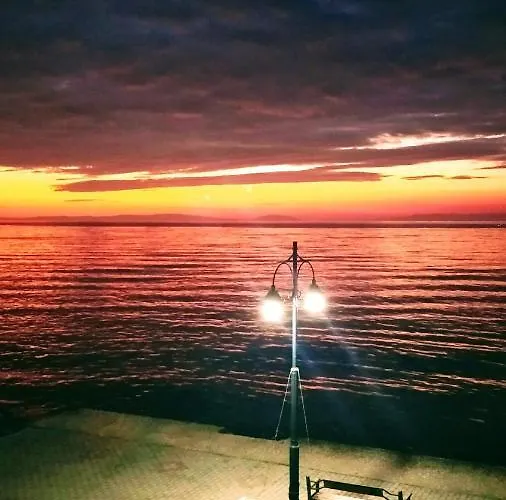 Golden Sunset Apartment *