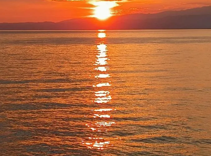 Golden Sunset Apartment *