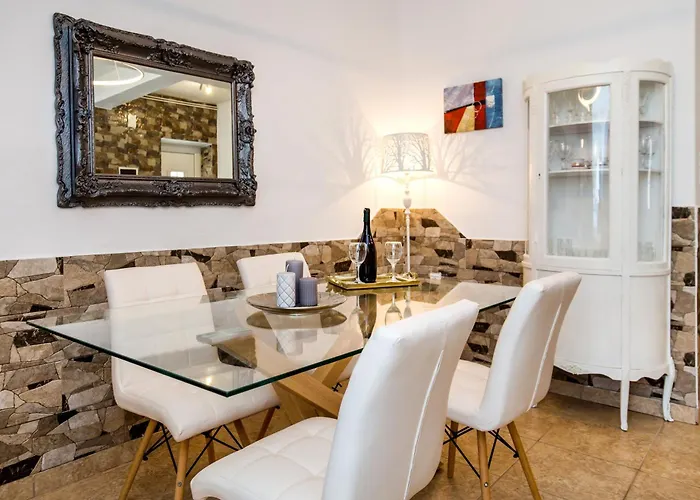 Golden Sunset Apartment *