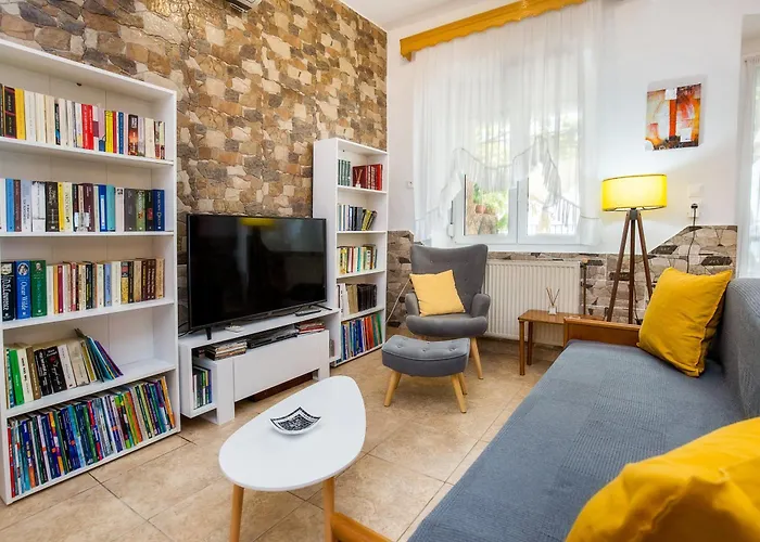 Golden Sunset Apartment *